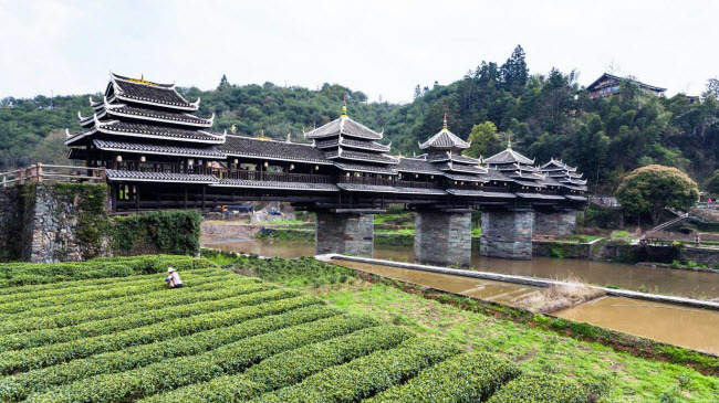 Cầu Phong Vũ, Trung Quốc: Cây cầu có mái che ở tỉnh Quảng Tây được bao quanh bởi vô số phong cảnh đẹp như các dòng sông, rừng cây và cánh đồng xanh mướt.
