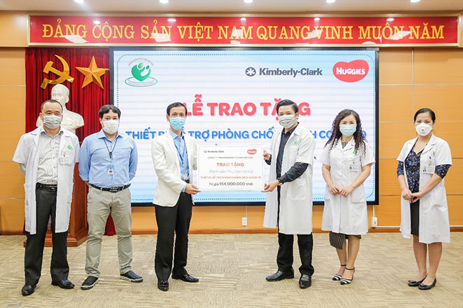 Đại diện Kimberly-Clark Việt Nam trao tặng biểu trưng vật phẩm y tế cho đại diện Bệnh viện Phụ sản Hà Nội