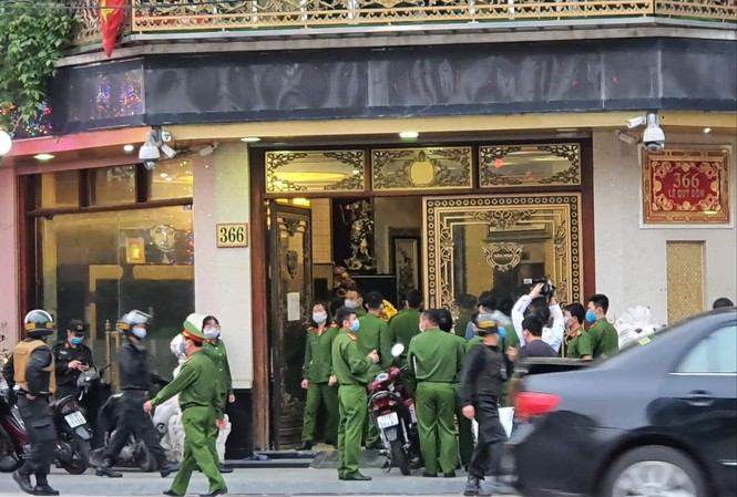 Công an huy động một lực lượng lớn trong vụ bắt giữ Nguyễn Thị Dương (vợ Đường "Nhuệ") cùng đồng phạm cố ý gây thương tích. ảnh: PV
