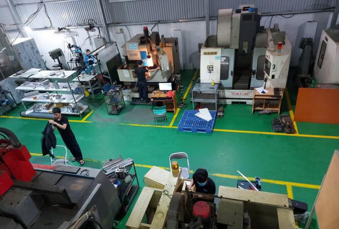 Xưởng cơ khí trở thành xưởng lắp máy sản xuất khẩu trang ở Hà Nội
