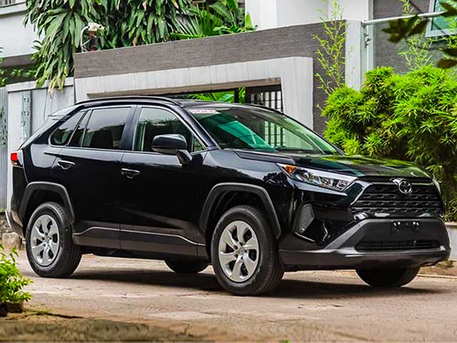 Soi chi tiết xe Toyota RAV4 bản tiêu chuẩn tại Việt Nam, có giá 2,3 tỷ đồng