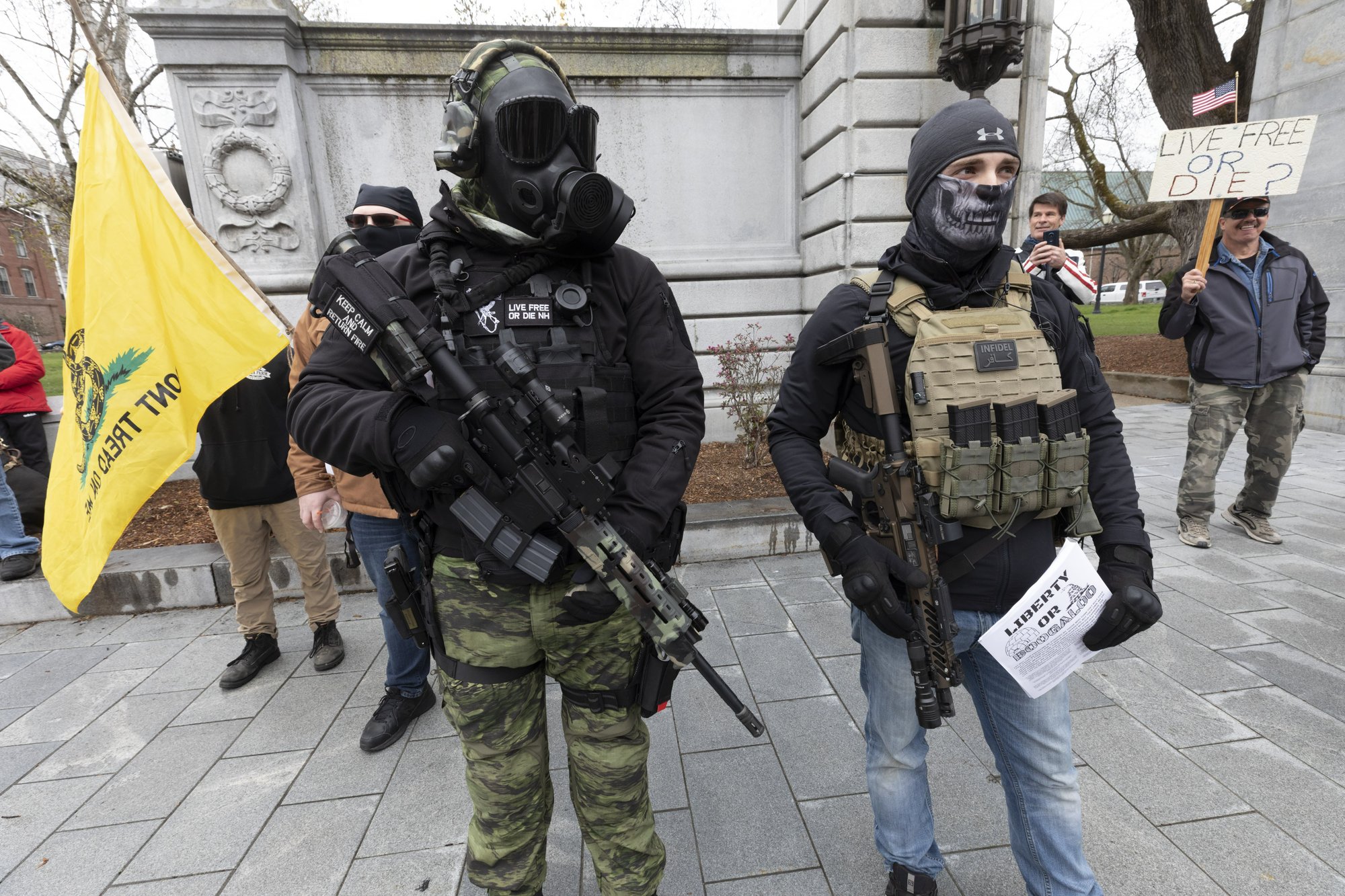 Người biểu tình mang theo cả súng tại Mỹ (ảnh: AP)