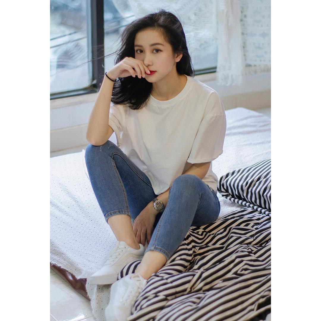 Jun Vũ gắn liền với hình ảnh trong sáng, phong cách thời trang khi đó của cô cũng thiên về sự năng động, kín đáo với những item như áo phông, quần jean, giày thể thao.