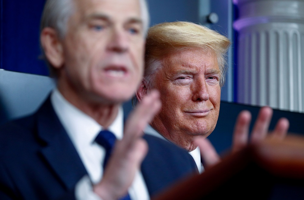 Cố vấn Peter Navarro phát biểu khi đứng bên cạnh ông Trump.