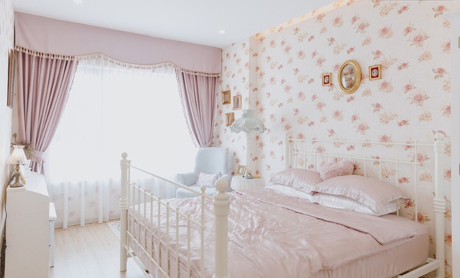 Phòng ngủ của Chi Pu. Nữ ca sĩ thiết kế căn hộ phong cách như "cổ tích", có pha chút hơi hướng phương Tây cổ điển.
