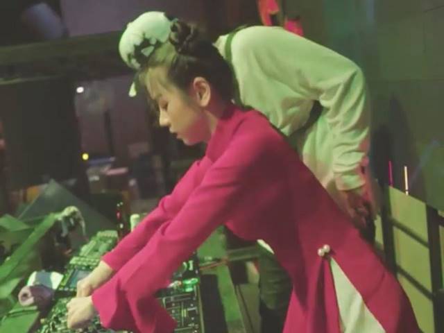 ”Hoa khôi DJ Đà Nẵng” mặc áo dài chơi nhạc được khen phá cách