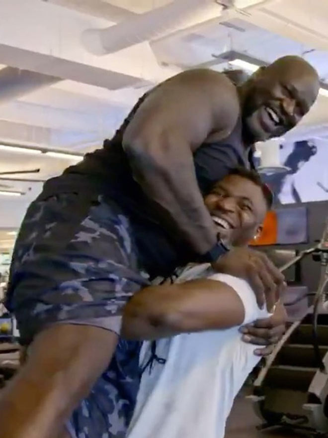 Francis Ngannou (áo trắng) nhấc bổng "gã khổng lồ"&nbsp;Shaquille O'Neal&nbsp; khá dễ dàng