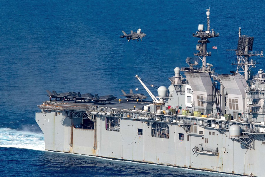 Tàu đổ bộ USS America mang theo tiêm kích tàng hình F-35B tiến vào Biển Đông. Ảnh chụp ngày 18.4.