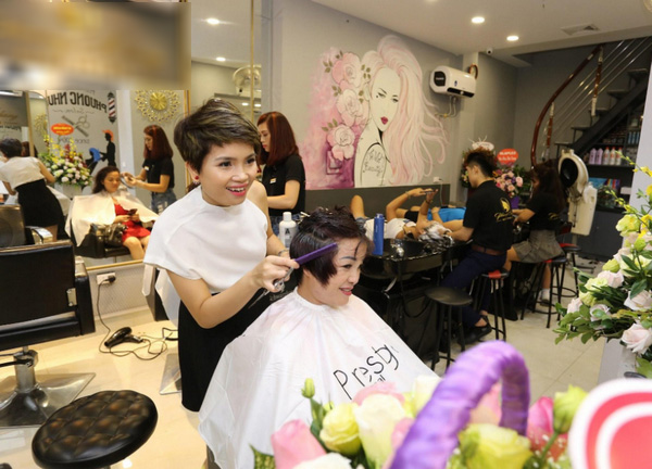 Chị Phương Nhung hy vọng salon tóc của mình sẽ sớm được mở cửa đón khách trở lại