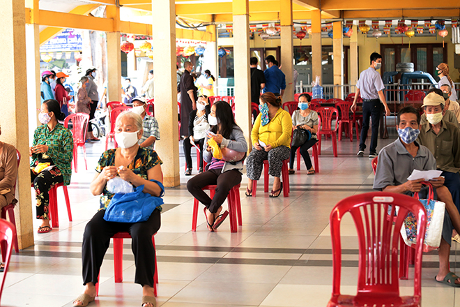 Ngày 22/4, khá đông người dân nghèo đến chùa Vĩnh Nghiêm (quận 3), nơi đặt “Siêu thị hạnh phúc 0 đồng” để mua các mặt hàng thiết yếu. Tại đây từ sáng sớm, lực lượng chức năng và các tình nguyện viên hướng dẫn người dân đến mua hàng ở “Siêu thị hạnh phúc 0 đồng” thực hiện giãn cách 2m bằng cách sắp sẵn các ghế cho người dân ngồi.