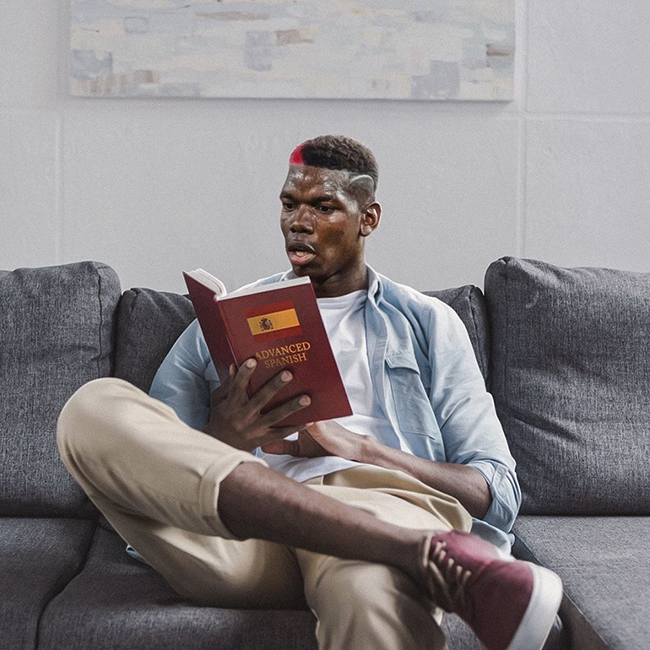 Pogba chuyển qua đọc sách thay vì chơi bóng.