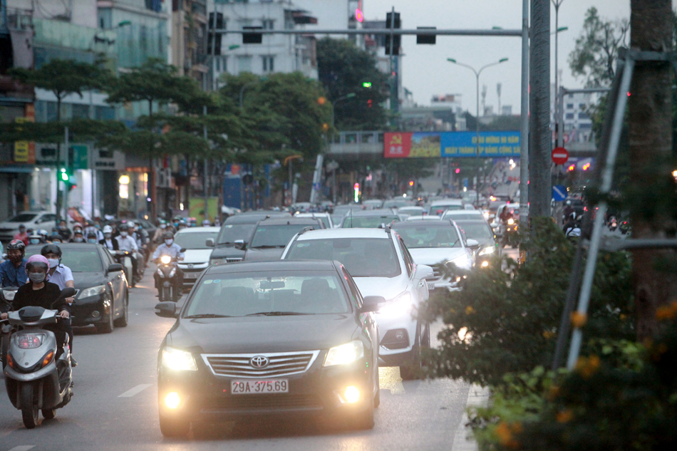 Cũng trong chiều nay, Thủ tướng Chính Phủ Nguyễn Xuân Phúc xếp Hà Nội thuộc nhóm “có nguy cơ” nhưng lưu ý một số địa phương của Hà Nội “nguy cơ cao” như huyện như Mê Linh, Thường Tín cần tiếp tục thực hiện nghiêm Chỉ thị 16. Hình ảnh: Ô tô, xe máy nối đuôi nhau rời thành phố sau một ngày làm việc.