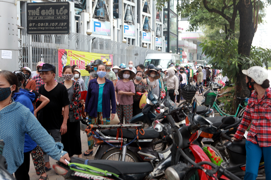 Hoạt động từ thiện hỗ trợ nhu yếu thực phẩm cho người nghèo vẫn diễn ra ở nhiều địa điểm của Hà Nội, giúp những người có hoàn cảnh khó khăn vượt qua đại dịch COVID - 19.