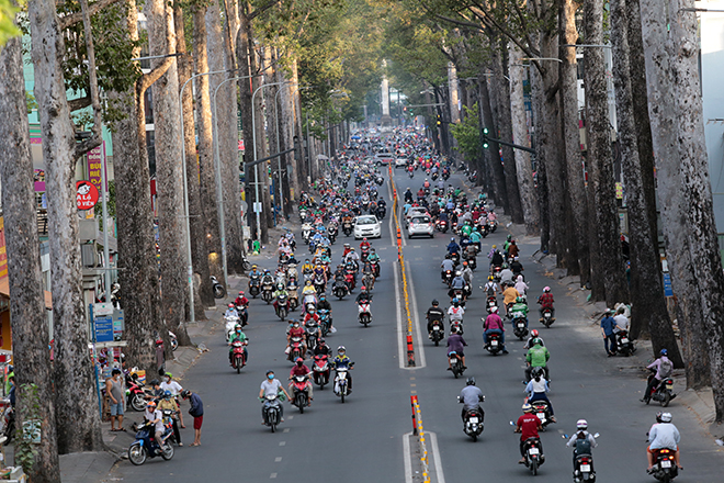 Đến thời điểm này, người dân TP.HCM thực hiện nghiêm việc giãn cách xã hội để phòng chống dịch bệnh Covid-19. Trước vài giờ khi TP.HCM chuyển xuống nhóm nguy cơ với dịch bệnh Covid-19, một số tuyến đường lưu lượng phương tiện tham gia giao thông đông nhưng không ùn tắc.