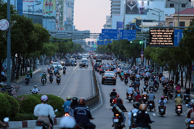 Đường Nguyễn Văn Trỗi (quận Phú Nhuận) trước thời điểm TP.HCM chuyển xuống nhóm nguy cơ với dịch bệnh Covid-19.