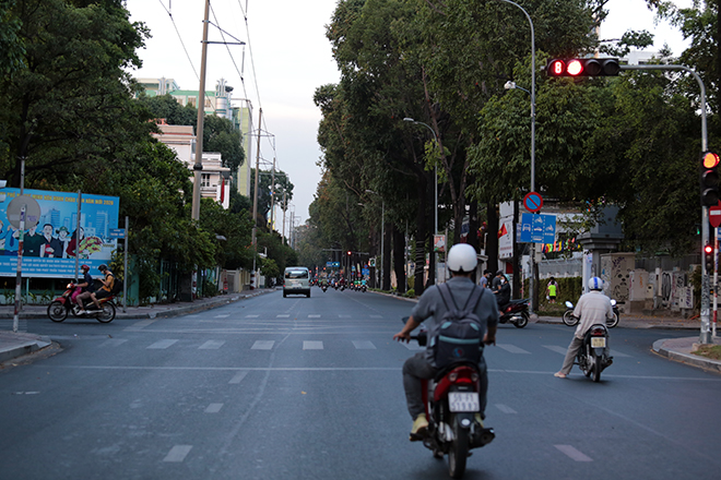 &nbsp;Có thời điểm đèn tín hiệu chuyển sang màu đỏ nhưng đường Điện Biên Phủ chỉ lác đác chỉ có vài phương tiện.