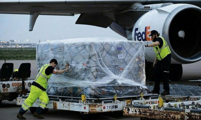 Máy bay của hãng Fedex vận chuyển đồ bảo hộ y tế từ Việt Nam đến Mỹ theo chương trình hợp tác giữa hai nước trong cuộc chiến chống dịch Covid-19.