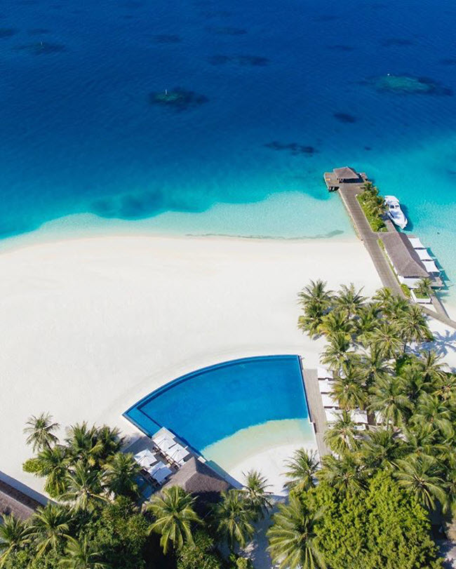 Velassaru, Maldives: Bể bơi tại khu nghỉ dưỡng Velassaru phản chiếu màu sắc của cát và nước biển.
