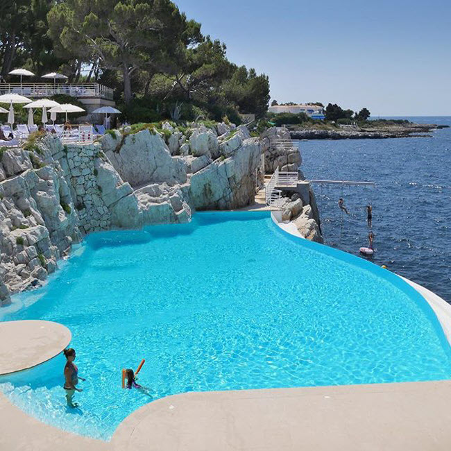 Du Cap-Eden-Roc, Pháp: Khách sạn tại bán đảo Cap d'Antibes nổi tiếng với bể bơi tuyệt đẹp trên vách núi.
