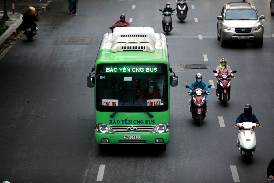 Xe buýt đã hoạt động trở lại, tuy nhiên lượng khách lên xe rất ít, thỉnh thoảng mới có khách.