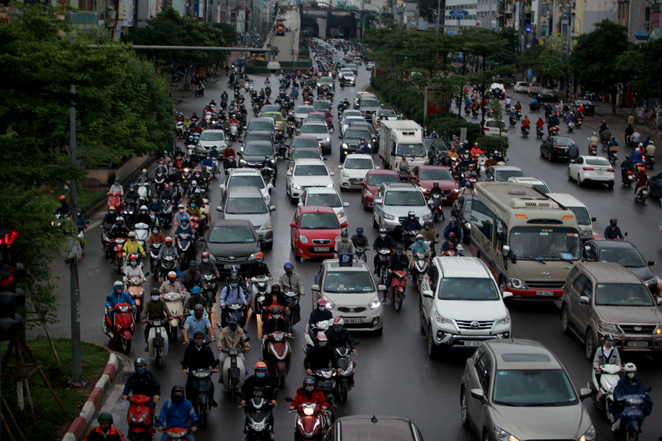 Trên đường&nbsp;Trường Chinh, các phương tiện di chuyển chậm nhưng không xảy ra ùn tắc.