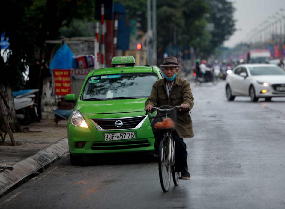 Một số xe taxi đã bắt đầu hoạt động, đón khách trên phố.