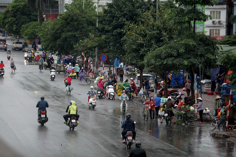 Đường phố Hà Nội sáng nay bỗng nhộn nhịp bởi những gánh hàng hoa ven đường.