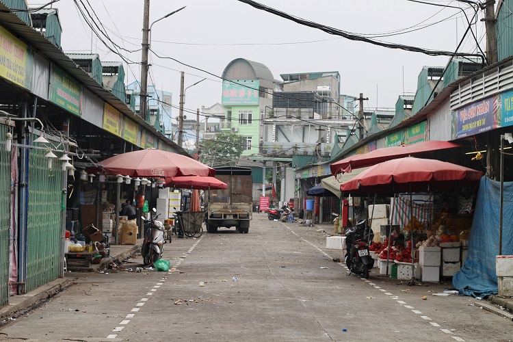 Khung cảnh bình yên buổi chiều tại chợ Long Biên trong thời gian cách li xã hội.