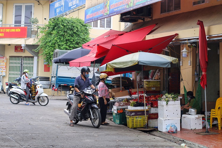 Do hoa quả là mặt hàng thiết yếu nên chợ Long Biên vẫn được hoạt động bình thường trong thời gian cách li xã hội.