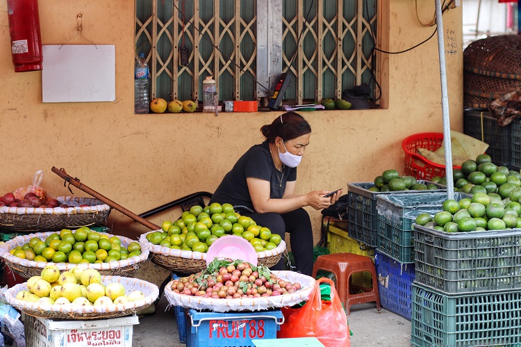 Tiểu thương; cửu vạn; người dân… tại chợ Long Biên chấp hành đúng quy định của Bộ Y&nbsp;tế về phòng chống covid-19 để bảo vệ bản thân và cộng đồng.