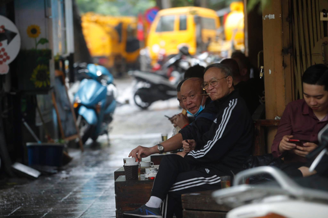 Uống cafe mỗi buổi sáng đã trở thành thói quen&nbsp;với&nbsp;nhiều người dân Hà Nội, nên khi các quán cafe được hoạt động trở lại khiến nhiều người&nbsp;vô cùng thích thú.