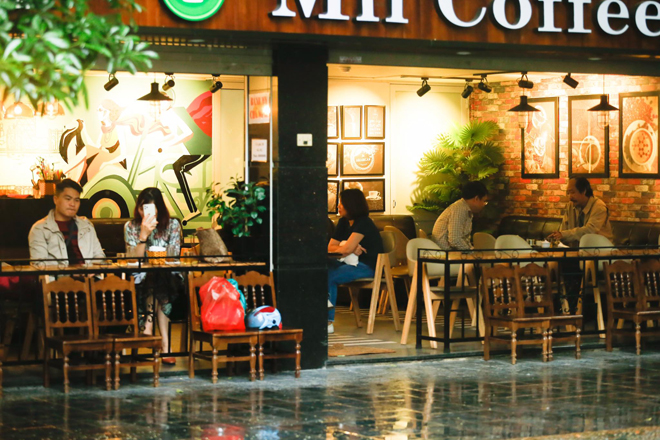 Nhiều quán cafe trên đường Trần Huy Liệu, Nguyên Hồng đã mở cửa từ sáng sớm