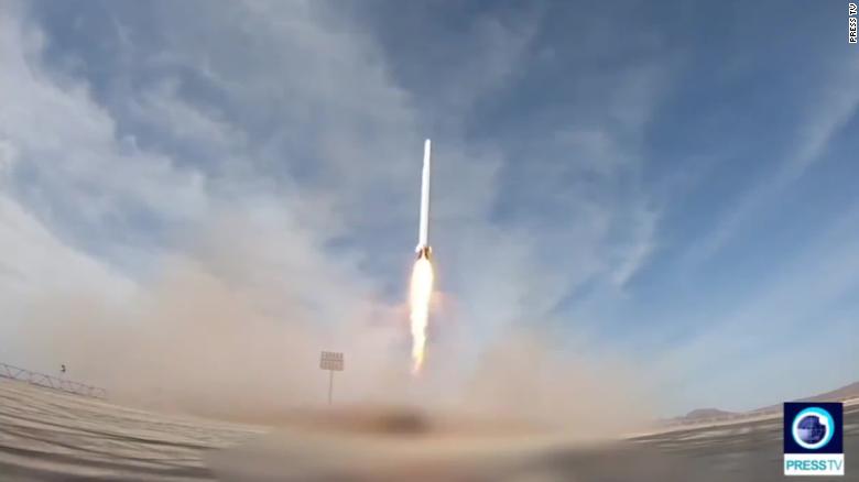 Iran lần đầu tiên phóng thành công tên lửa mang vệ tinh quân sự.