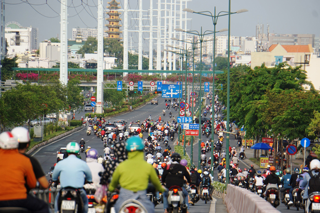 Theo thông báo của Sở GTVT TP.HCM, TP sẽ tiếp tục tạm ngưng vận chuyển hành khách theo tuyến cố định, xe buýt, xe taxi, xe hợp đồng (bao gồm xe hợp đồng dưới 9 chỗ ứng dụng công nghệ), xe du lịch hoạt động trên địa bàn TP.HCM kể từ 0 giờ ngày 23/4 cho đến khi có thông báo mới trừ các trường hợp đặc biệt vì lý do công vụ và các trường hợp cung cấp lương thực thực phẩm…