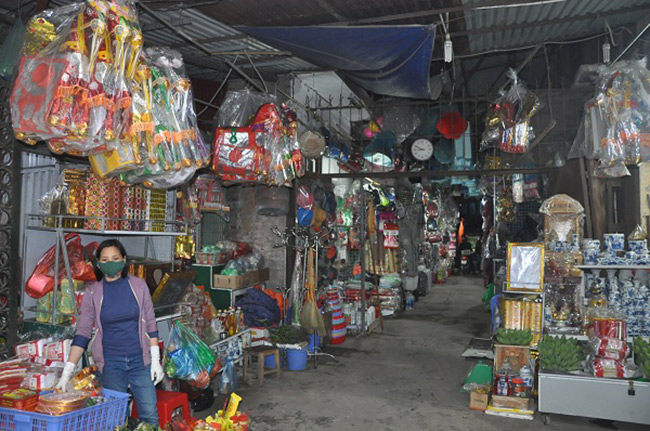 Tại chợ Cầu Diễn (Bắc Từ Liêm) hàng loạt gian hàng bán đồ gia dụng, thờ cúng… đã mở cửa từ sáng sớm, tuy nhiên vẫn thưa thớt khách mua hàng.