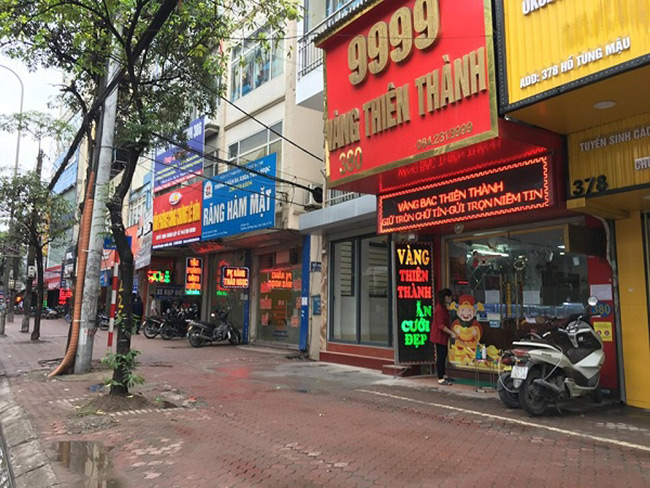 Các cửa hàng trên đường Hồ Tùng Mậu đã mở cửa hoạt động trở lại bình thường.