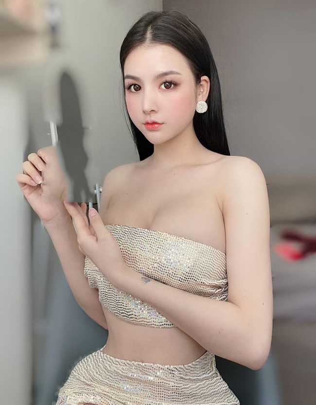 Khi mặc áo quây ngực, Nông Lưu Thảo chọn đồ phòng hộ đi kèm tinh tế, giúp cô trông càng quyến rũ. 