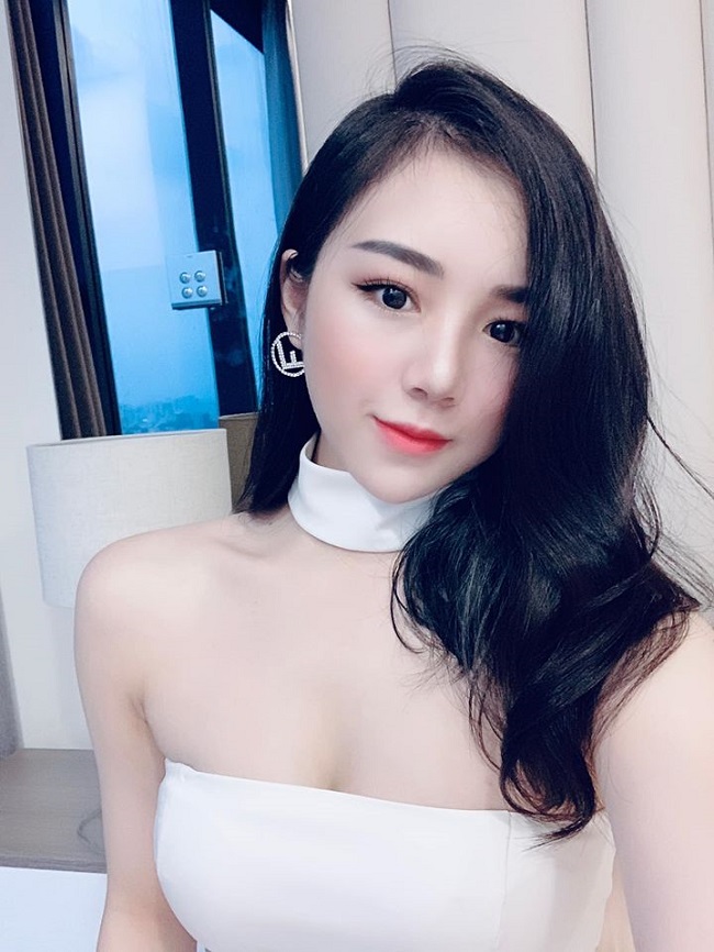 Hot girl Nhã Tiên gợi cảm chẳng kém cạnh hội chị em khi diện mốt quây ngực.&nbsp;