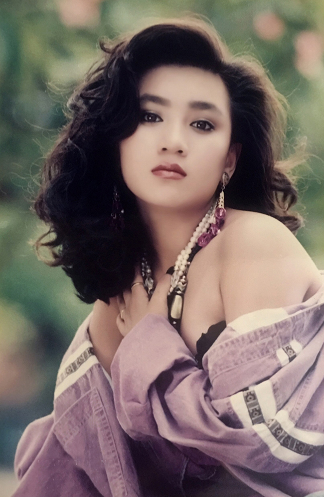 Không dịu dàng, đắm thắm trong tà áo dài như những “nữ hoàng ảnh lịch cùng thời”, cô hướng đến phong cách sexy của màn ảnh Việt những năm đầu thập niên 90 thế kỷ trước. 