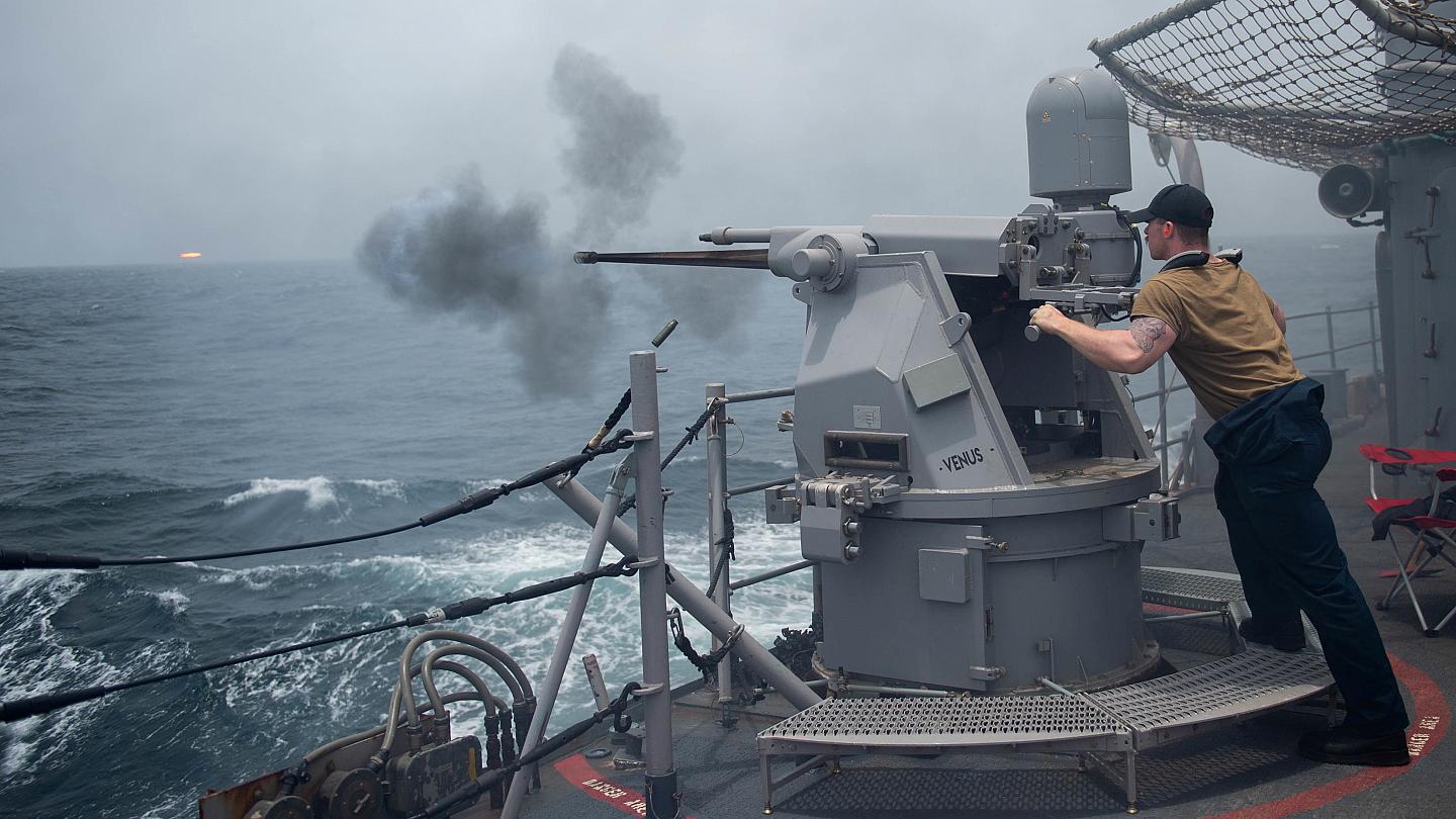 Một lính hải quân Mỹ trong cuộc tập trận bắn đạn thật tổ chức tại vùng Vịnh (ảnh: RT)