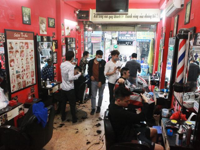 Người dân Thủ đô ùn ùn đi cắt tóc ngày đầu nới lỏng cách ly xã hội