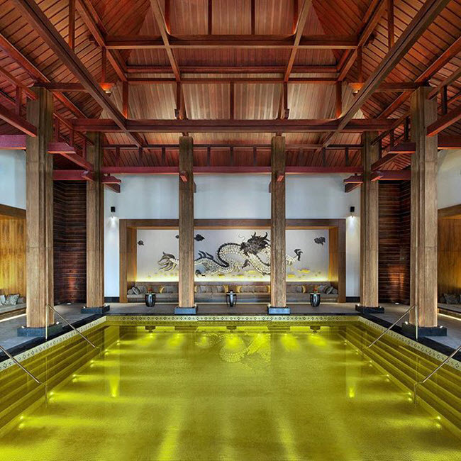 St. Regis Lhasa, Tây Tạng: Bể bơi trong nhà tại khu nghỉ dưỡng St. Regis Lhasa được dát vàng thật.

