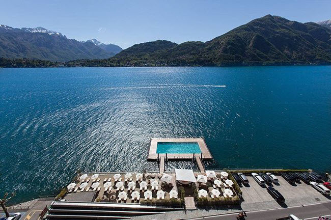 Grand Hotel Tremezzo, Italia: Khách sạn có một bể bơi nổi trên hồ Como với tầm nhìn ra dãy Grigne.
