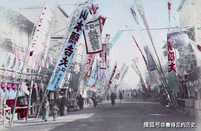 Đường phố Nhật lúc bấy giờ ở các thành phố lớn lúc nào cũng tấp nập người qua lại buôn bán.
