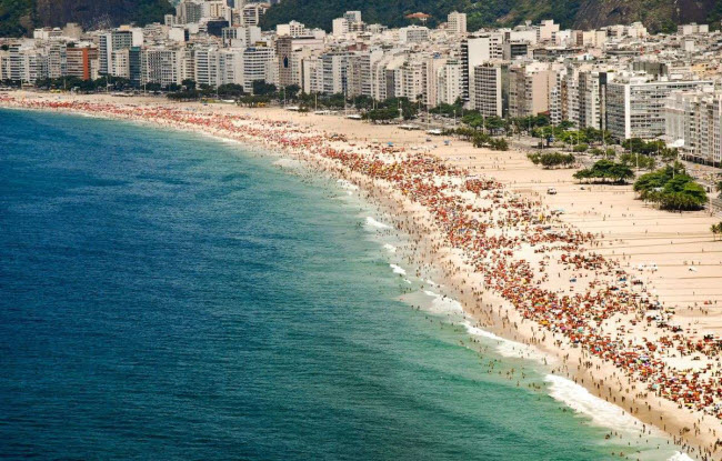 Copacabana, Brazil: Bạn đang lập danh sách những bãi biển hấp dẫn nhất thế giới và chắc chắn bạn không thể bỏ qua bãi biển Copacabana.
