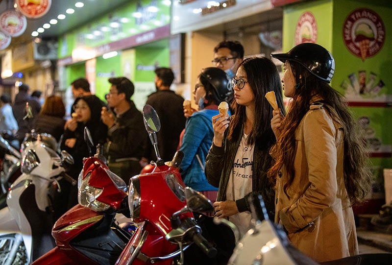 Kem Tràng Tiền từ lâu đã trở thành 1 trong những món ăn "truyền thống", một trong những nét văn hóa ẩm thực của người dân Thủ đô.