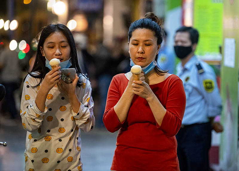 Người dân Hà Nội đổ xô đi ăn kem Tràng Tiền trong đêm đầu tiên nới lỏng giãn cách xã hội - 9