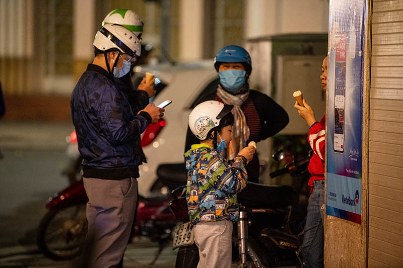 &nbsp;Bác Nguyễn Mạnh Hùng (sống tại Kim Mã, Ba Đình, Hà Nội) chia sẻ: Gia đình tôi ai cũng thích ăn kem Tràng Tiền kể mùa hè hay là mùa đông, hôm nay nghe tin địa điểm kinh doanh kem Tràng Tiền được mở cửa trở lại nên sau khi ăn cơm tối xong cả nhà&nbsp;kéo nhau lên đây để cùng nhau ăn kem".