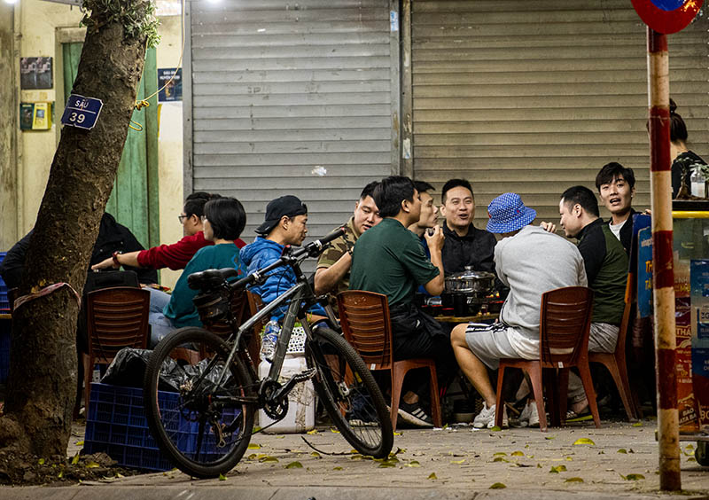 Tuy nhiên một số cửa hàng tại đây vẫn chưa thực hiện đúng các yêu cầu giãn cách xã hội là phải bố trí bàn ăn giữ khoảng cách giữa khách hàng với nhau.