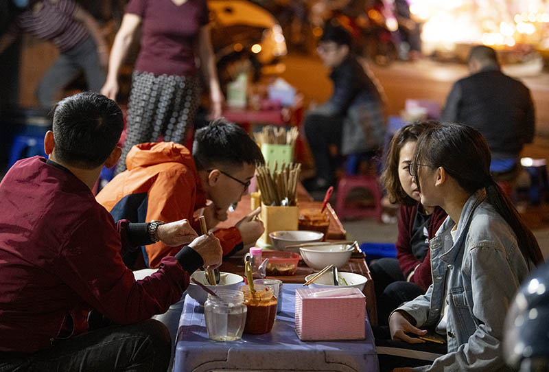 Hàng quán sau một thời gian dài đóng cửa nay trở nên nhộn nhịp ngay sau khi thành phố được nới lỏng giãn cách xã hội.